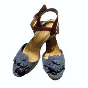 Life Stride Bllue Gray denim look open toe sandals with rosette.